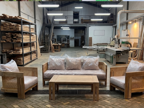Website headline furniture jati modern untuk ruang tamu dan kamar tidur dengan desain elegan dari kayu jati berkualitas.